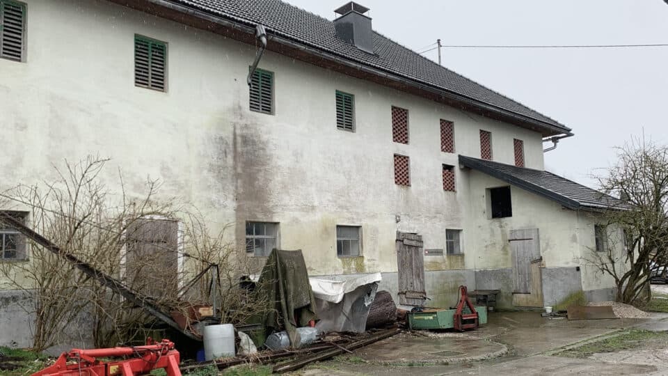 alte_bausubstanz_des_bauernhofs_in_ohlsdorf_vor_der_sanierung