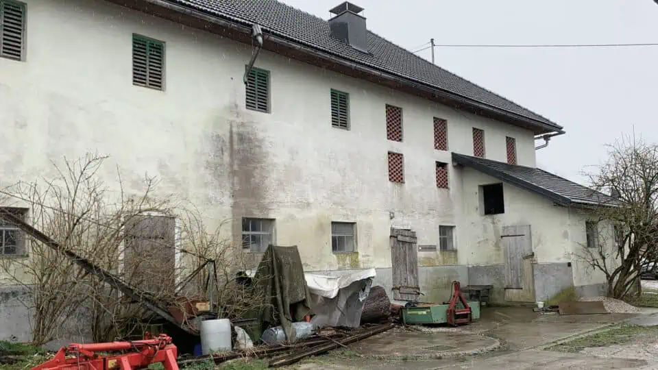 alte_bausubstanz_des_bauernhofs_in_ohlsdorf_vor_der_sanierung