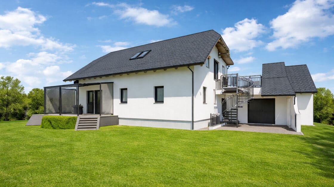 Aufstockung in St. Pantaleon mit zweiter Wohneinheit und Doppelcarport, Straßenansicht