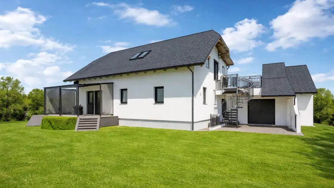 Aufstockung in St. Pantaleon mit zweiter Wohneinheit und Doppelcarport, Straßenansicht