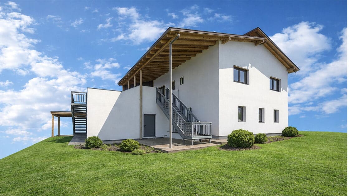 Aufstockung in St. Valentin mit zweiter Wohneinheit und Carport, Straßenansicht