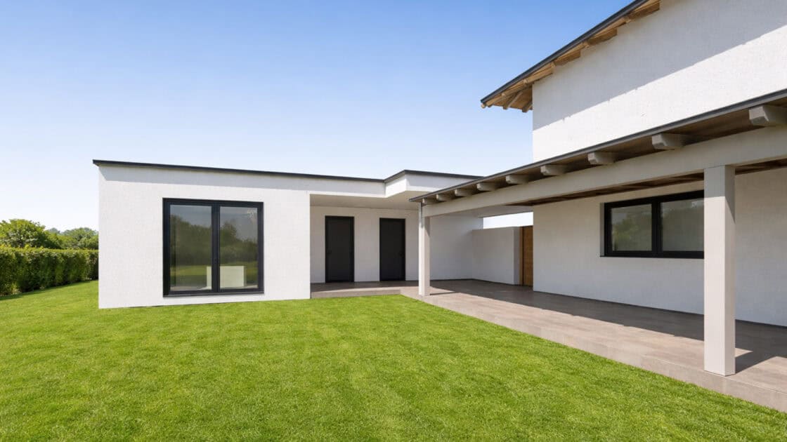 Poolhaus Zubau in Au an der Donau mit gedeckter Terrasse, Gartenansicht