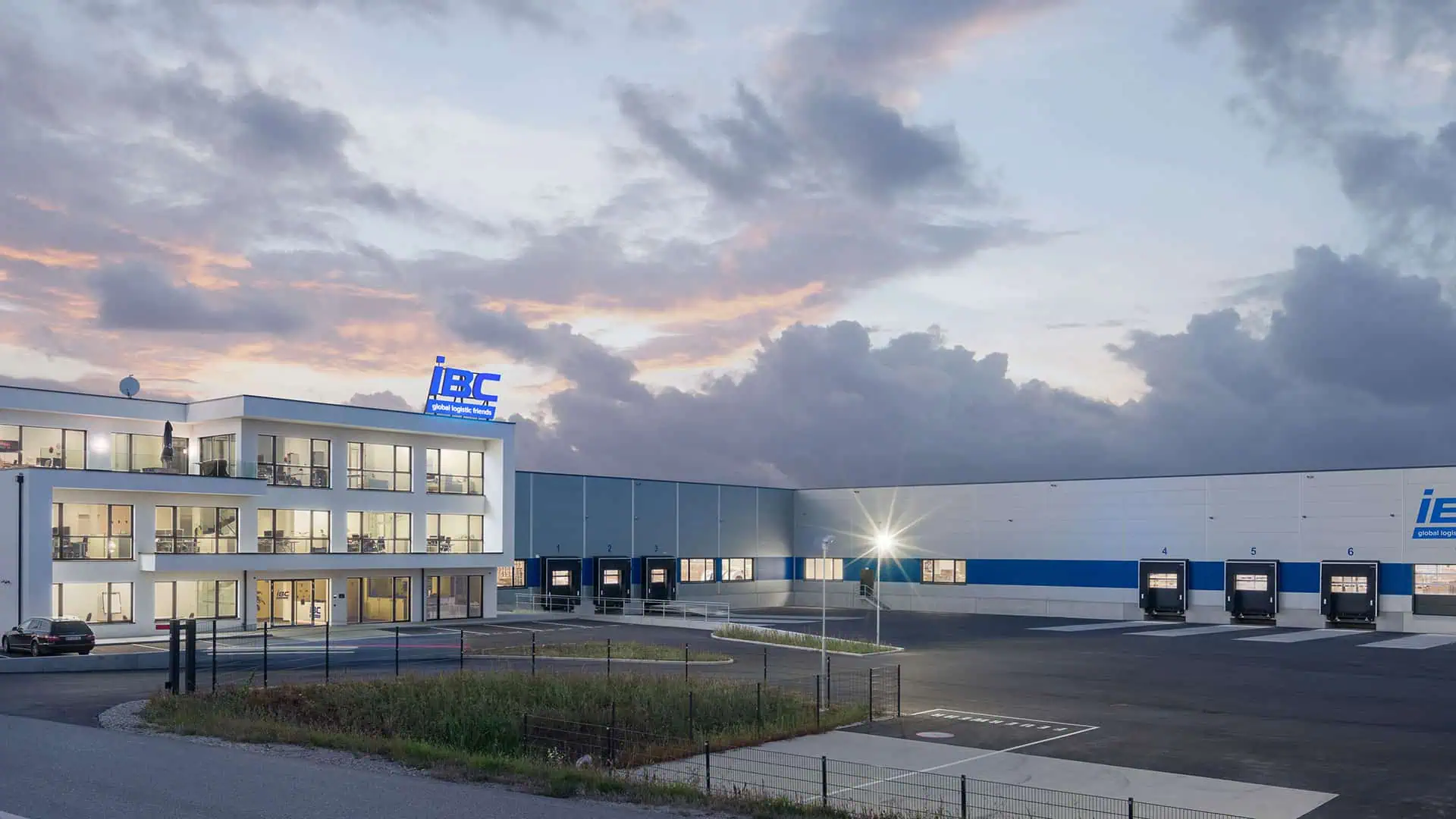 Gewerbebau planen: modernes Betriebsgebäude mit Halle und Bürotrakt