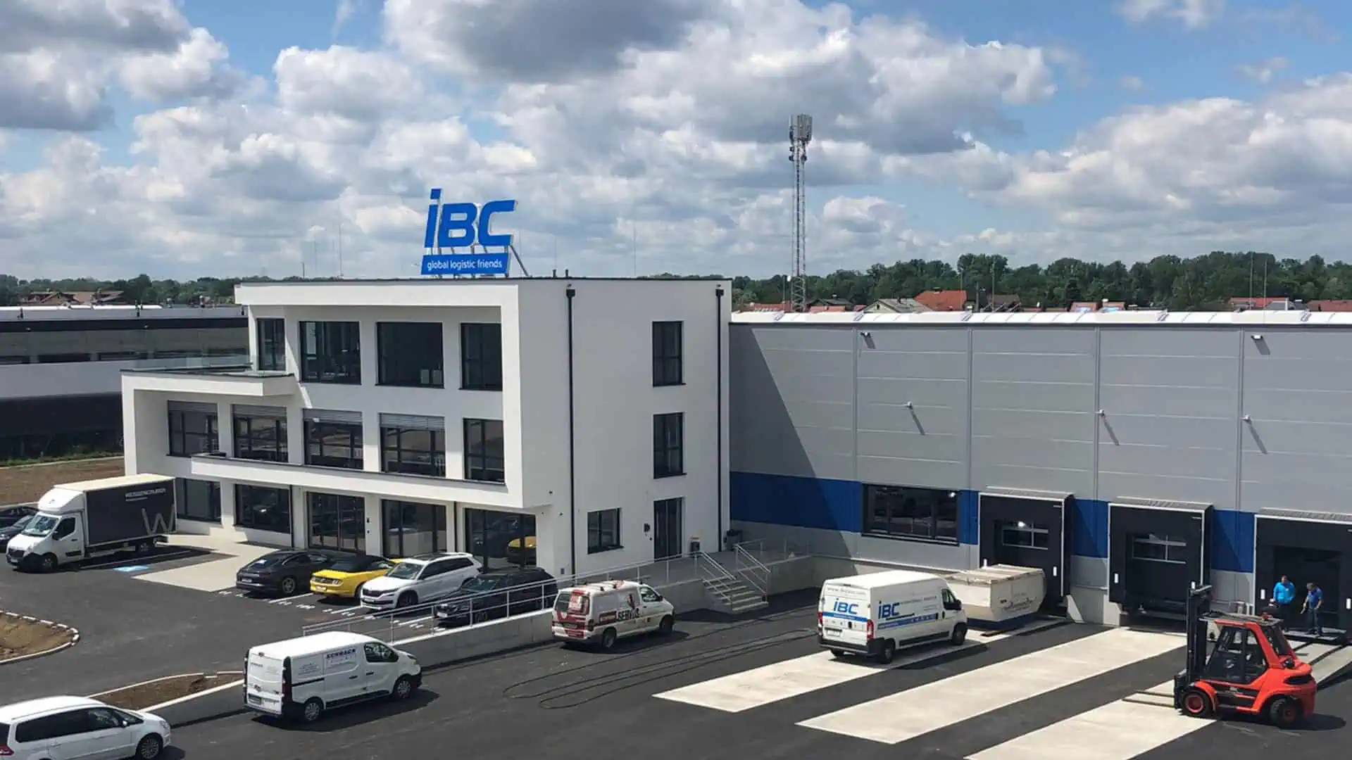 Gewerbehalle Planung: funktionale Produktions- und Lagerhalle mit Bürotrakt