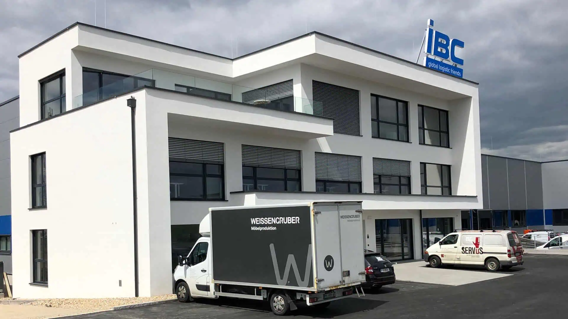 Planung Neubau Bürogebäude mit hellen Arbeitsplätzen im offenen Grundriss